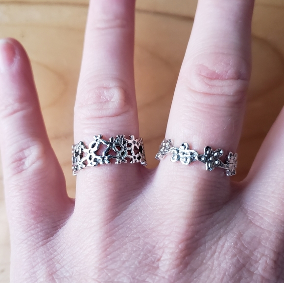 Lot of Two Vintage Abstract Floral Rings - Picture 1 of 6